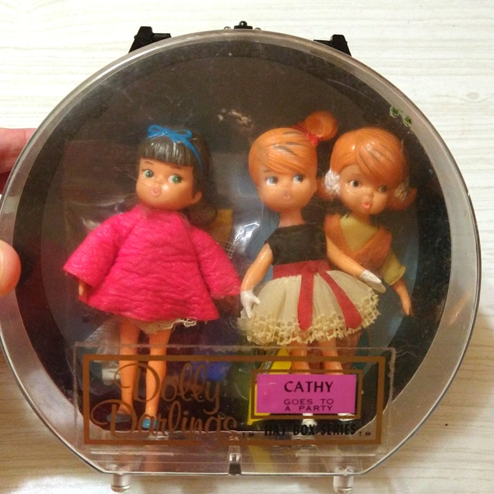 Vintage 1965 Dolly Darlings Case, Dolls & Clothing Set - Picture 2 of 5